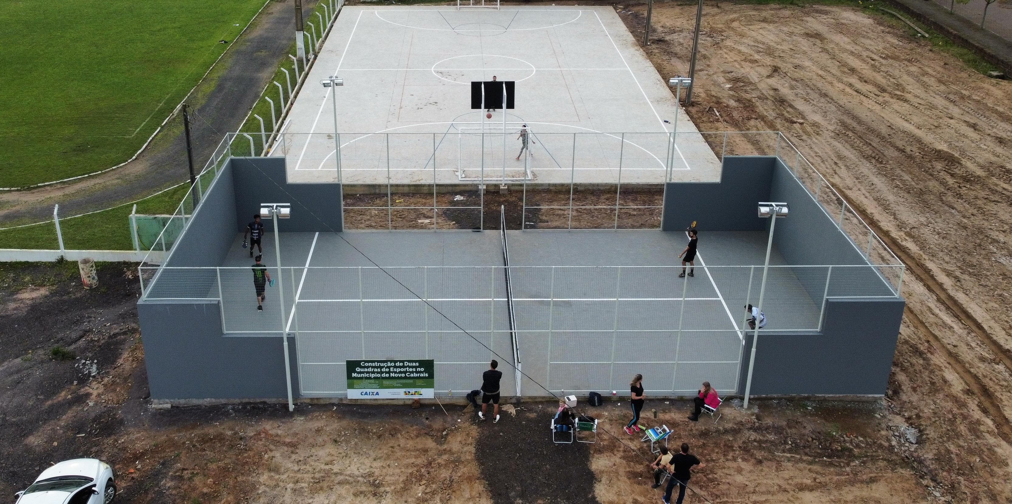 Jogadores competindo no 1º Torneio UNIMED de Padel em Novo Cabrais com premiação para vencedores