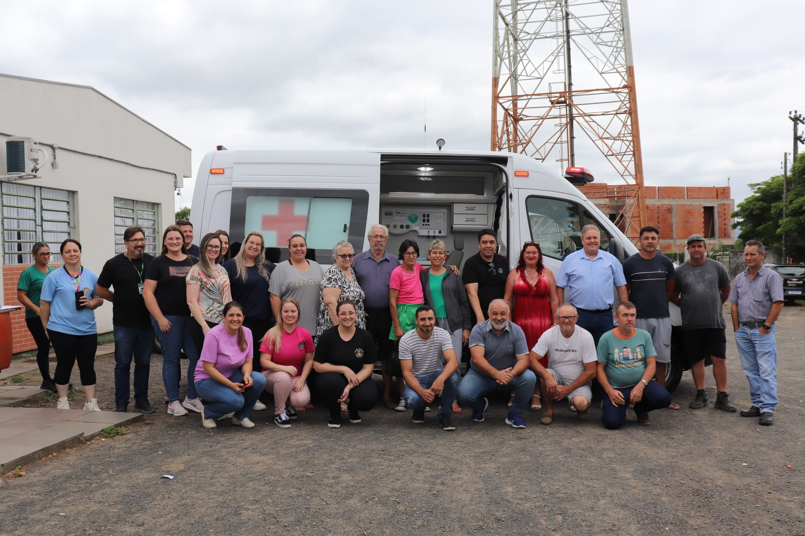 Autoridades de Novo Cabrais recebem a nova ambulância equipada com itens de suporte básico para urgências e emergências.