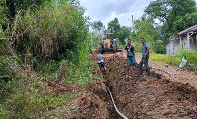 Obras de melhorias na rede de água em Novo Cabrais, beneficiando famílias da Linha Faxinal até a Igreja Concórdia.