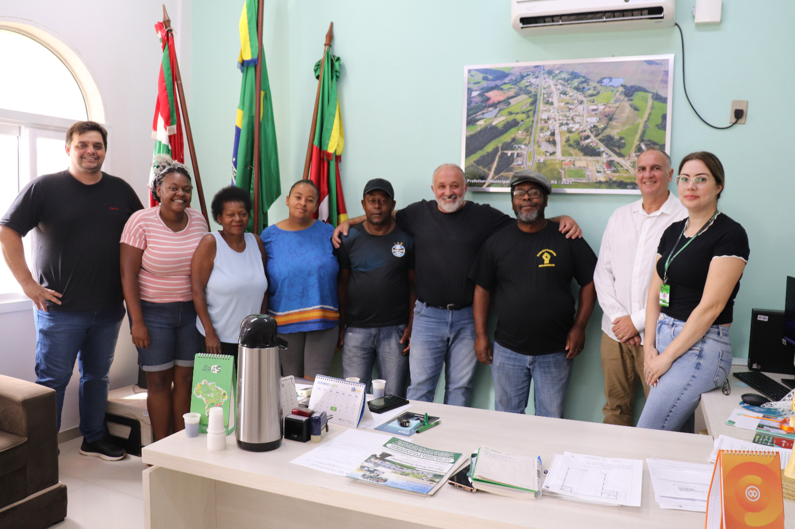 Prefeito Leodegar recebe Associação Quilombola para discutir construção de Sede e projetos.