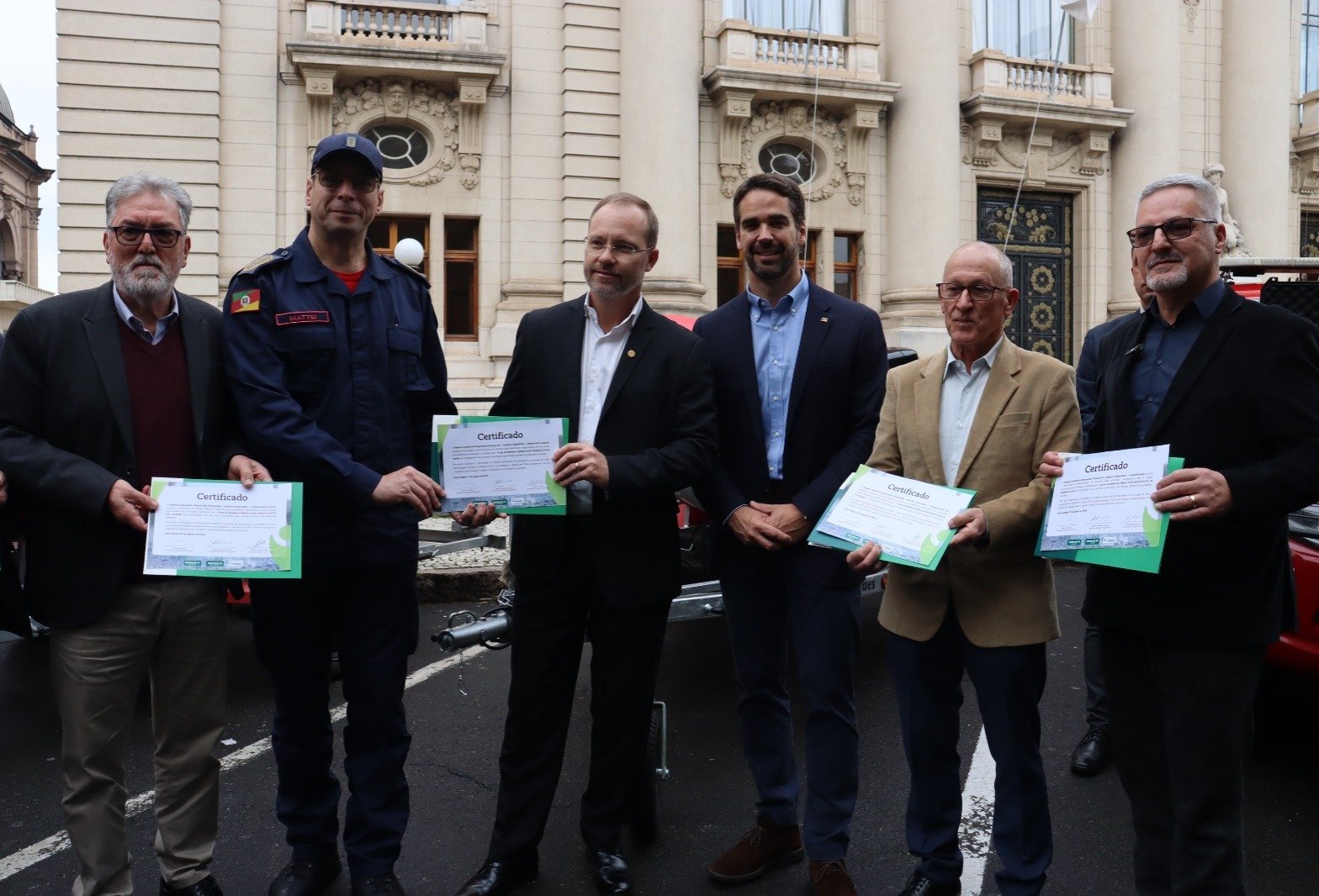 Governador Eduardo Leite com dirigentes e representantes das Unimeds contempladas.