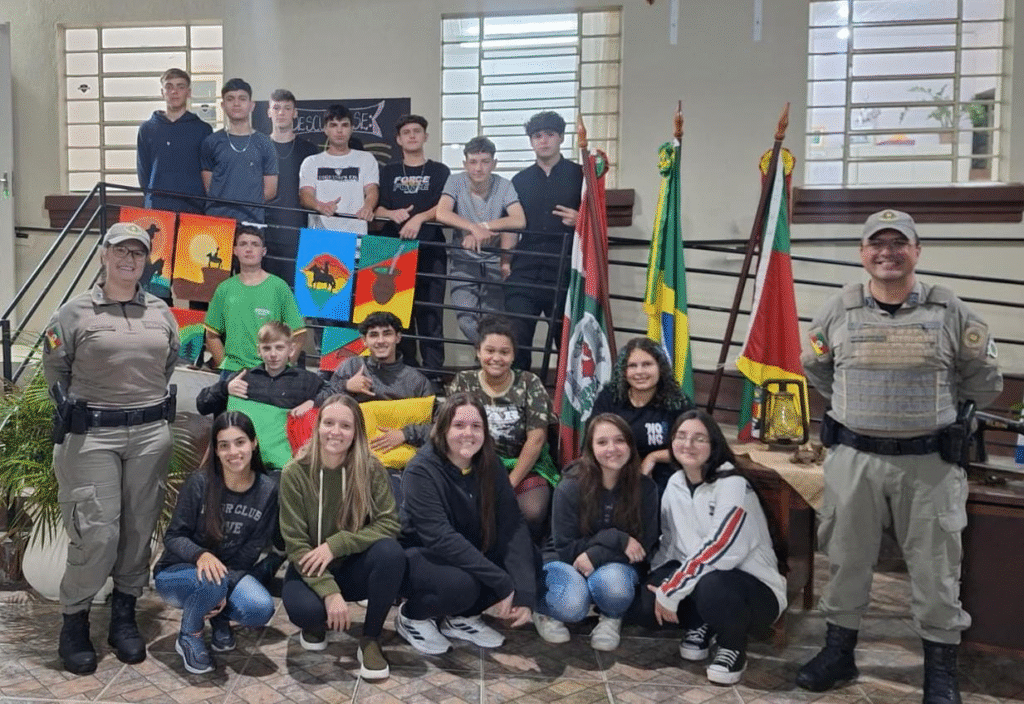 Alunos da Escola Ruy Barbosa concluem ciclo do Proerd, ensino médio em Novo Cabrais.