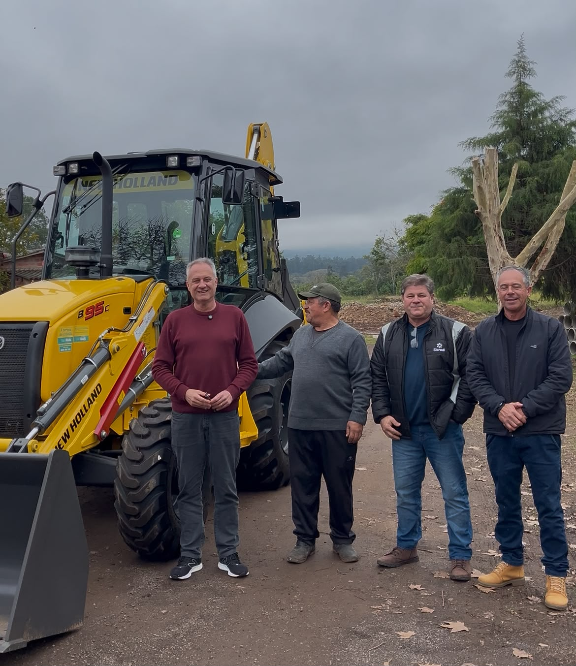 Cerro Branco inicia trabalhos com retroescavadeira zero km na Secretaria de Agricultura