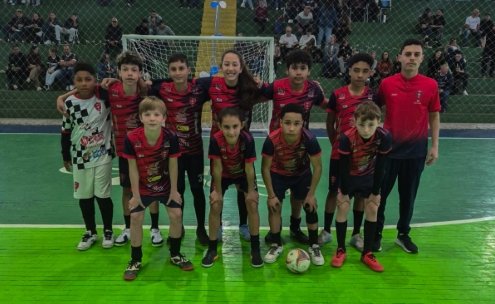 Meninos e meninas da equipe Sub-13 da escolinha ACF de Novo Cabrais posam no Ginásio Padeirão para a Copinha Paraíso do Sul de Futsal.