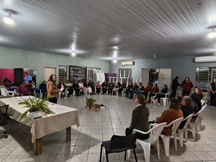 Pessoas reunidas durante a roda de conversa para famílias atípicas no CRAS Novas Amizades em Novo Cabrais.