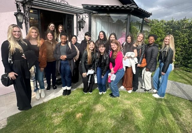 Grupo com as 14 candidatas a soberanas de Novo Cabrais reunidas com a estilista Gabrieli Centa durante o início da preparação para o concurso.