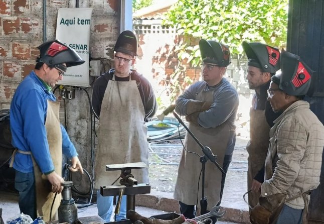 Instrutor do Senar orienta alunos durante aula prática de manuseio de equipamentos no curso de soldador em Novo Cabrais.