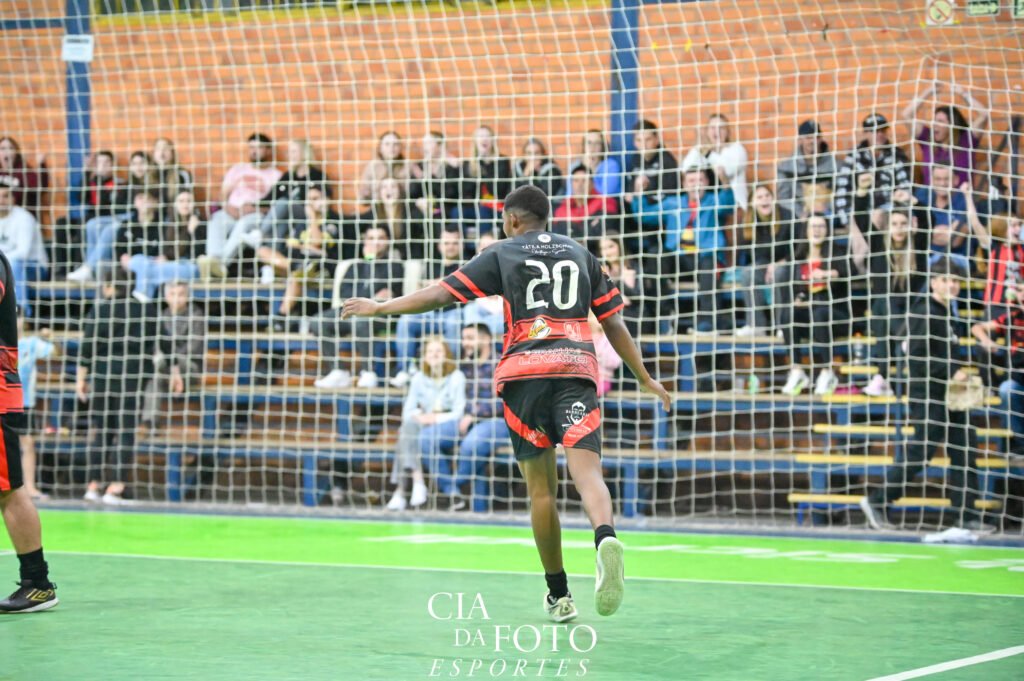 Jogadores em quadra durante partida do Campeonato Municipal de Futsal de Novo Cabrais.